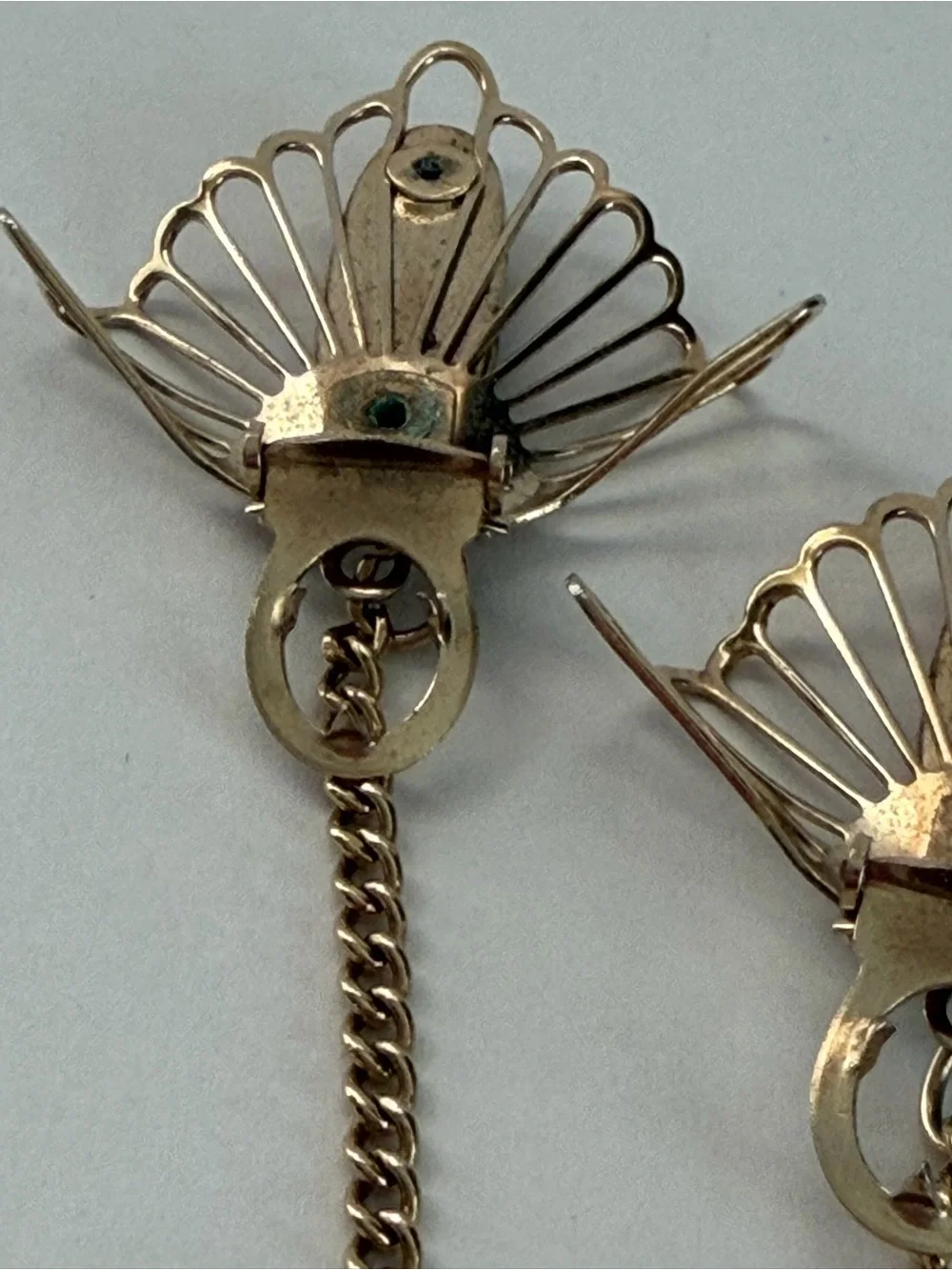 VTG 1960’s Gold Tone Sweater Chain Clip On with Gold Stone Inlay
